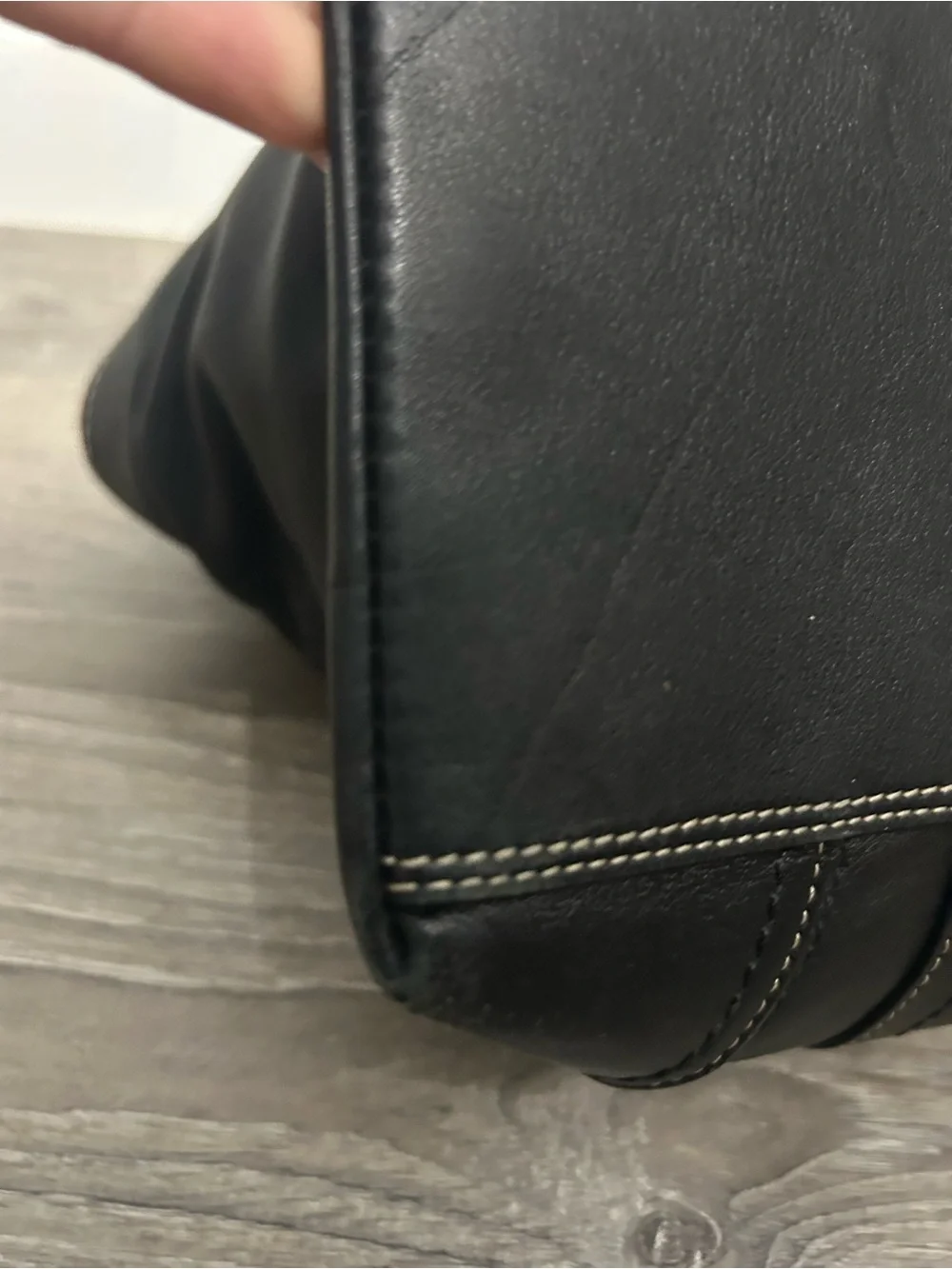 Classic Black Leather Tote Bag with Contrast Stitching